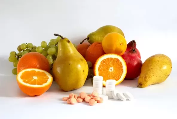 Vitaminas en froitas e comprimidos para potenciar